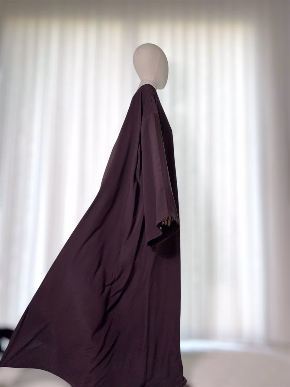 Abaya Fluide Chypre III – Prune noir cote Abaya Fluide Chypre III - Prune noir cote